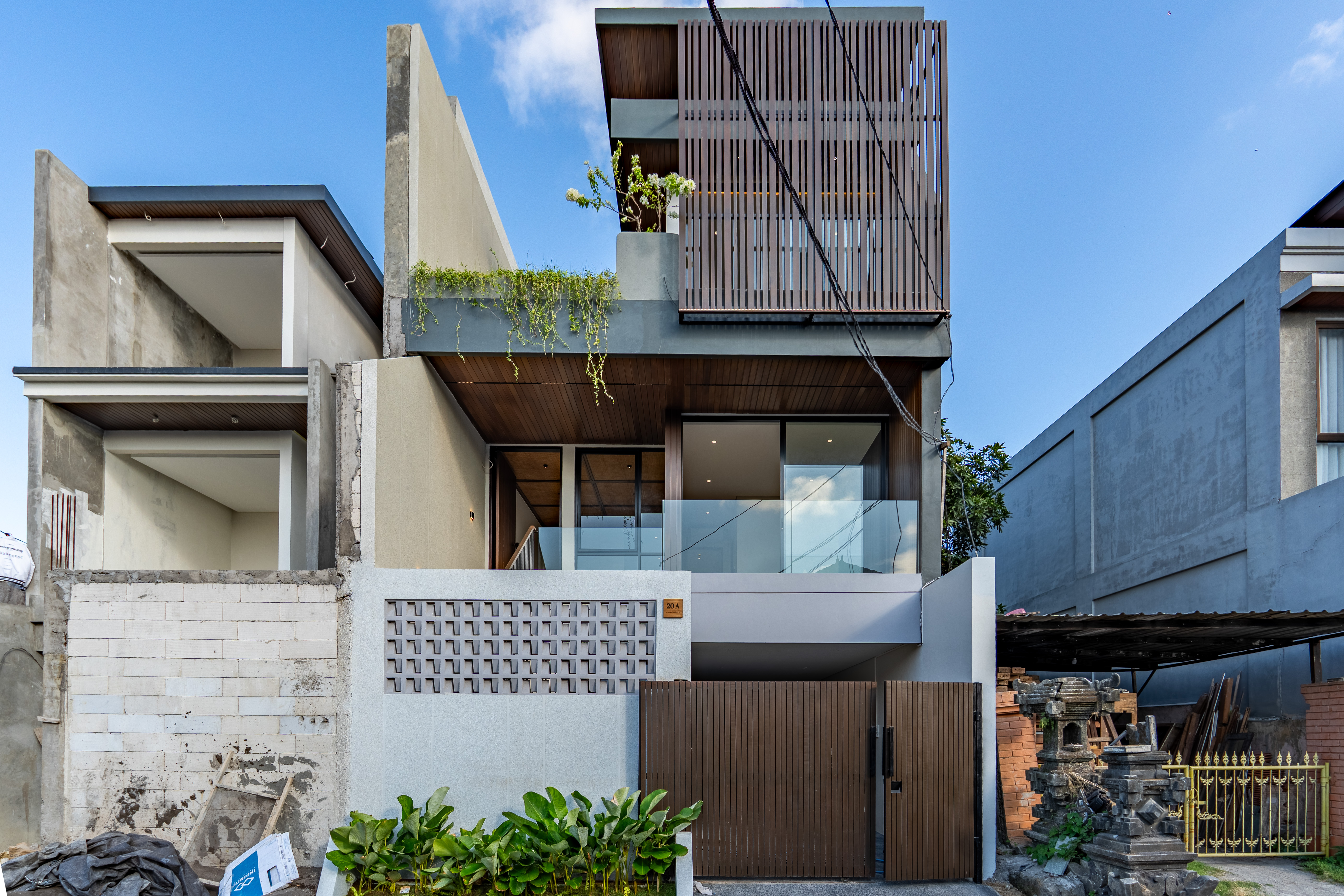 RUMAH DESAIN JAPANDI DENGAN KOLAM RENANG DAN COURTYARD DI DENPASAR BARAT